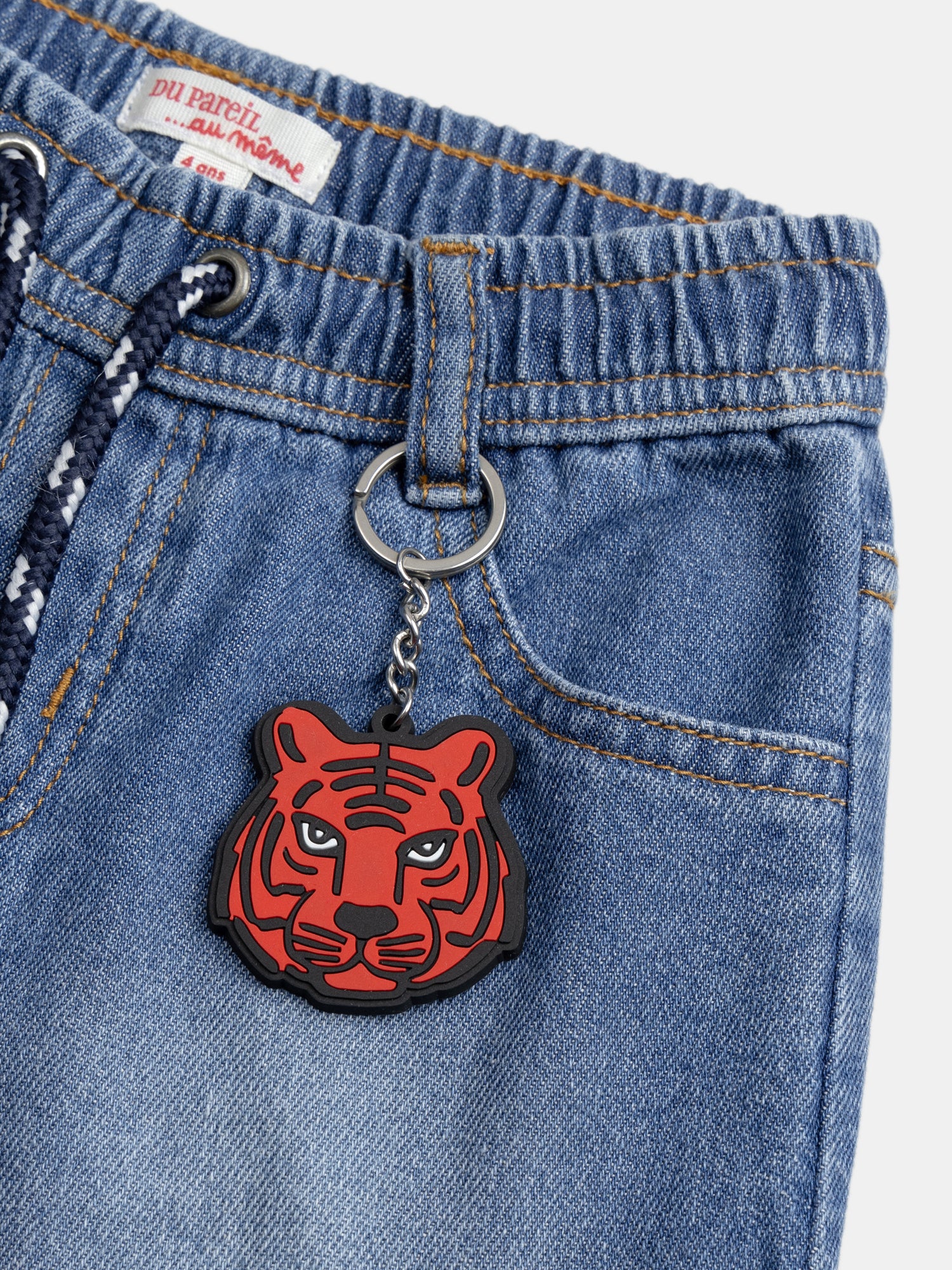 Bermuda in denim blu con portachiavi tigre per ragazzi - Image 2