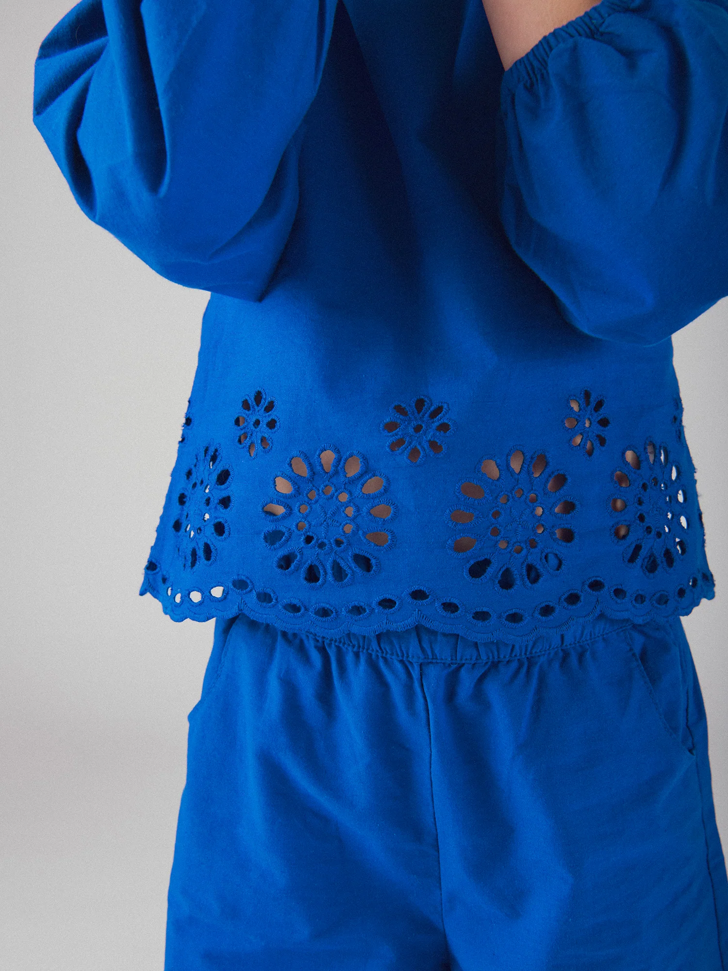 Blusa blu con ricamo inglese per ragazze - Image 3