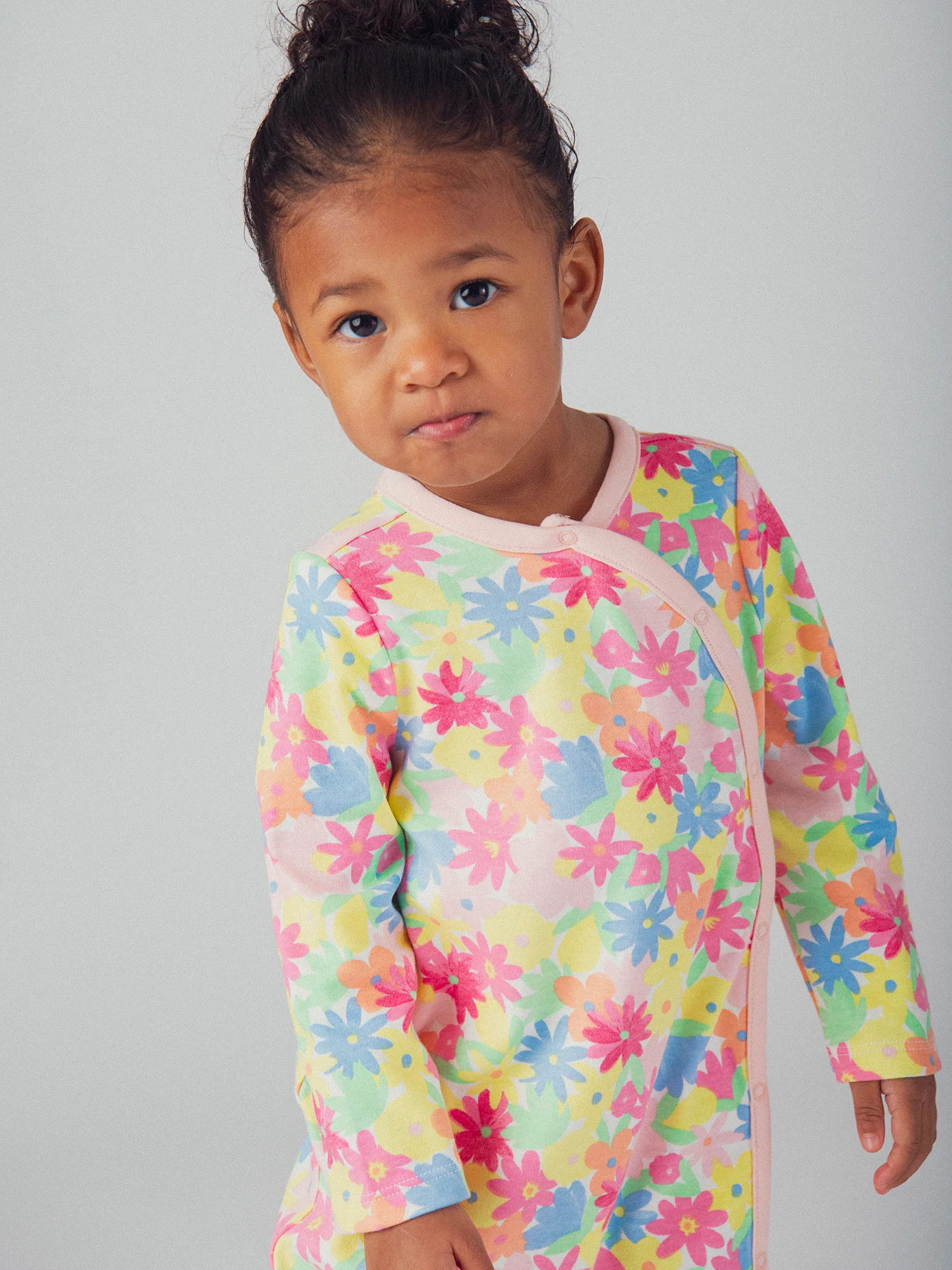 Grenouillère écrue avec imprimé intégral fleurs multicolores pour bébé fille - Image 2