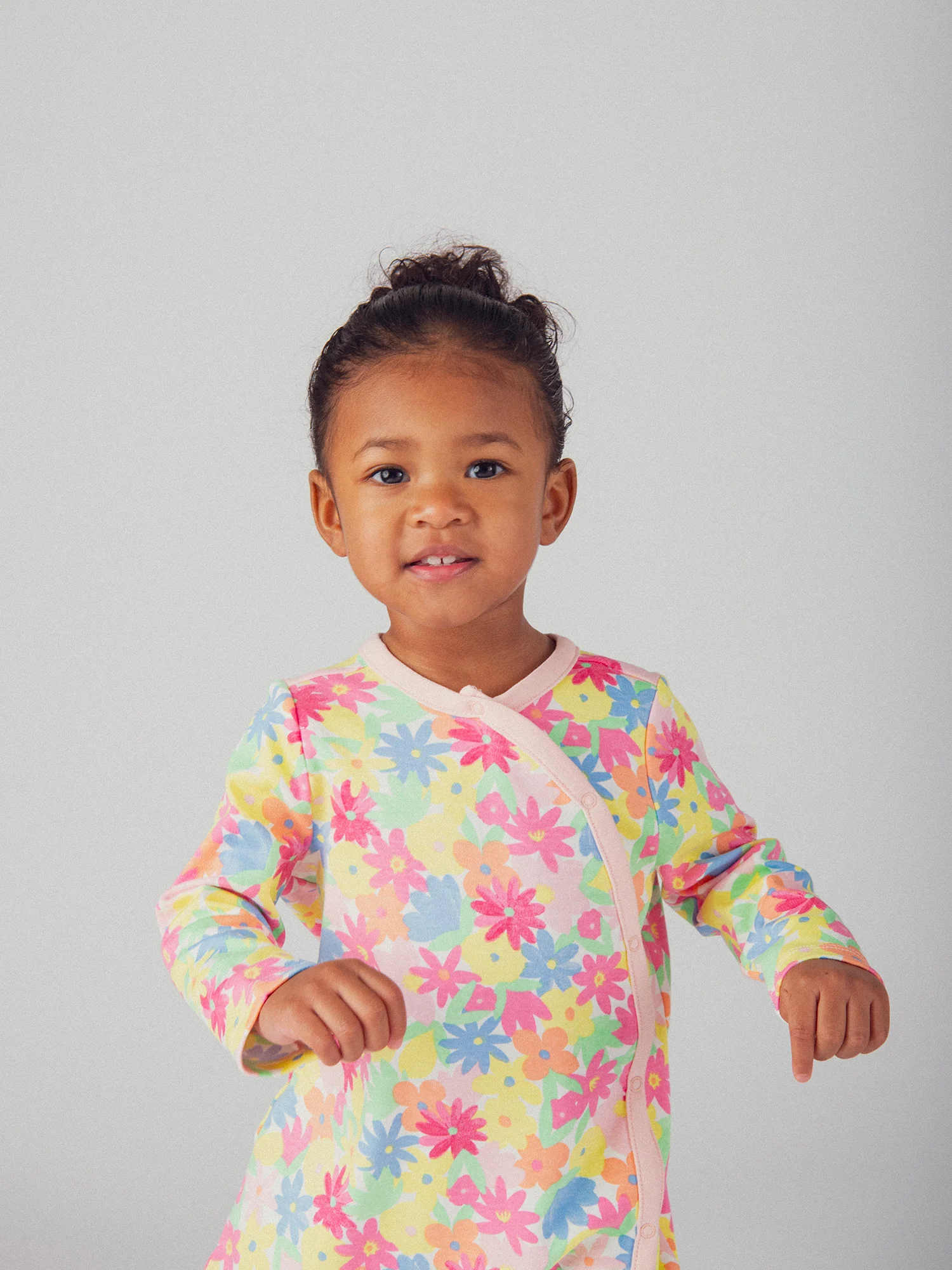 Grenouillère écrue avec imprimé intégral fleurs multicolores pour bébé fille - Image 3