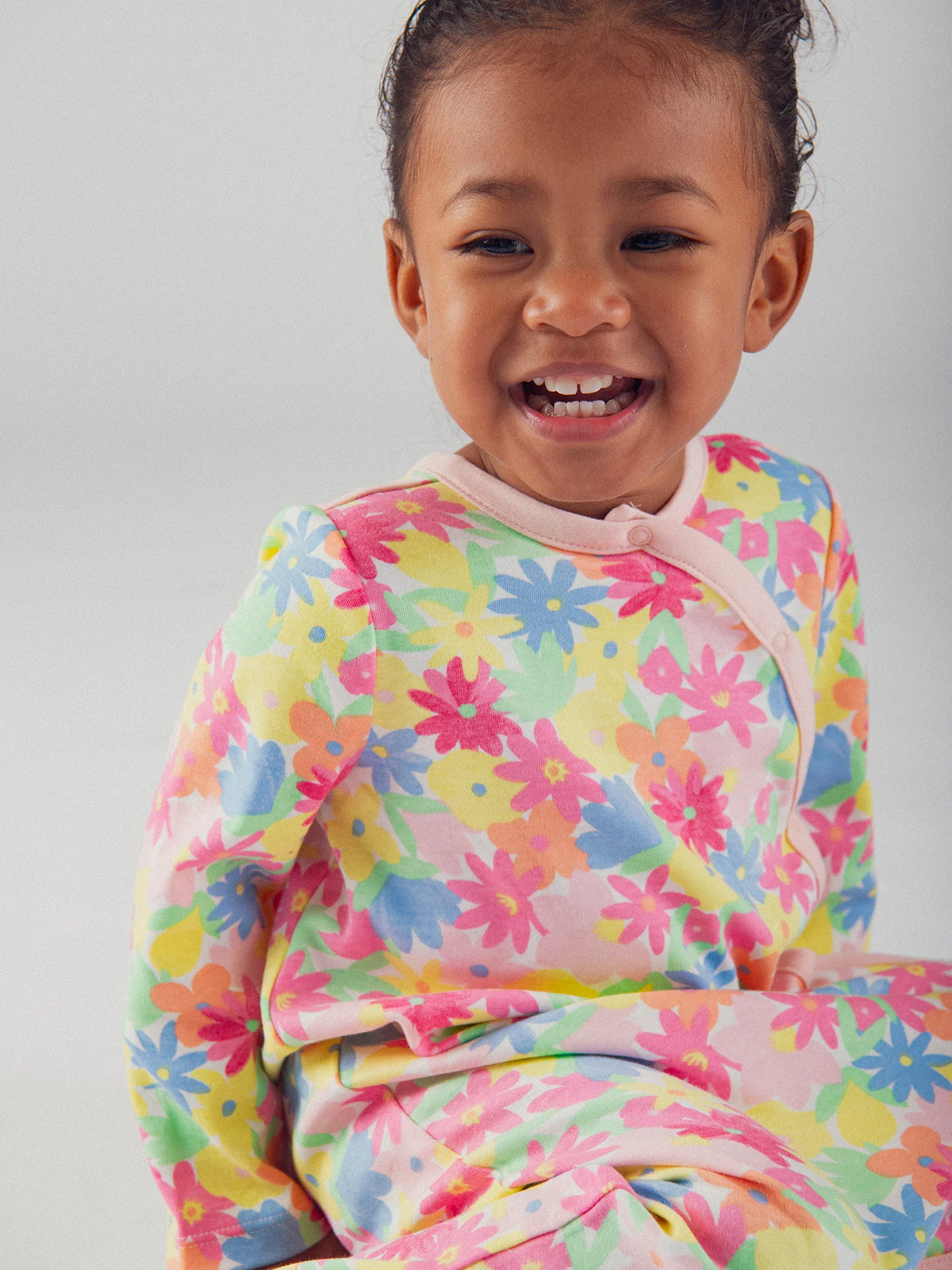 Grenouillère écrue avec imprimé intégral fleurs multicolores pour bébé fille - Image 4
