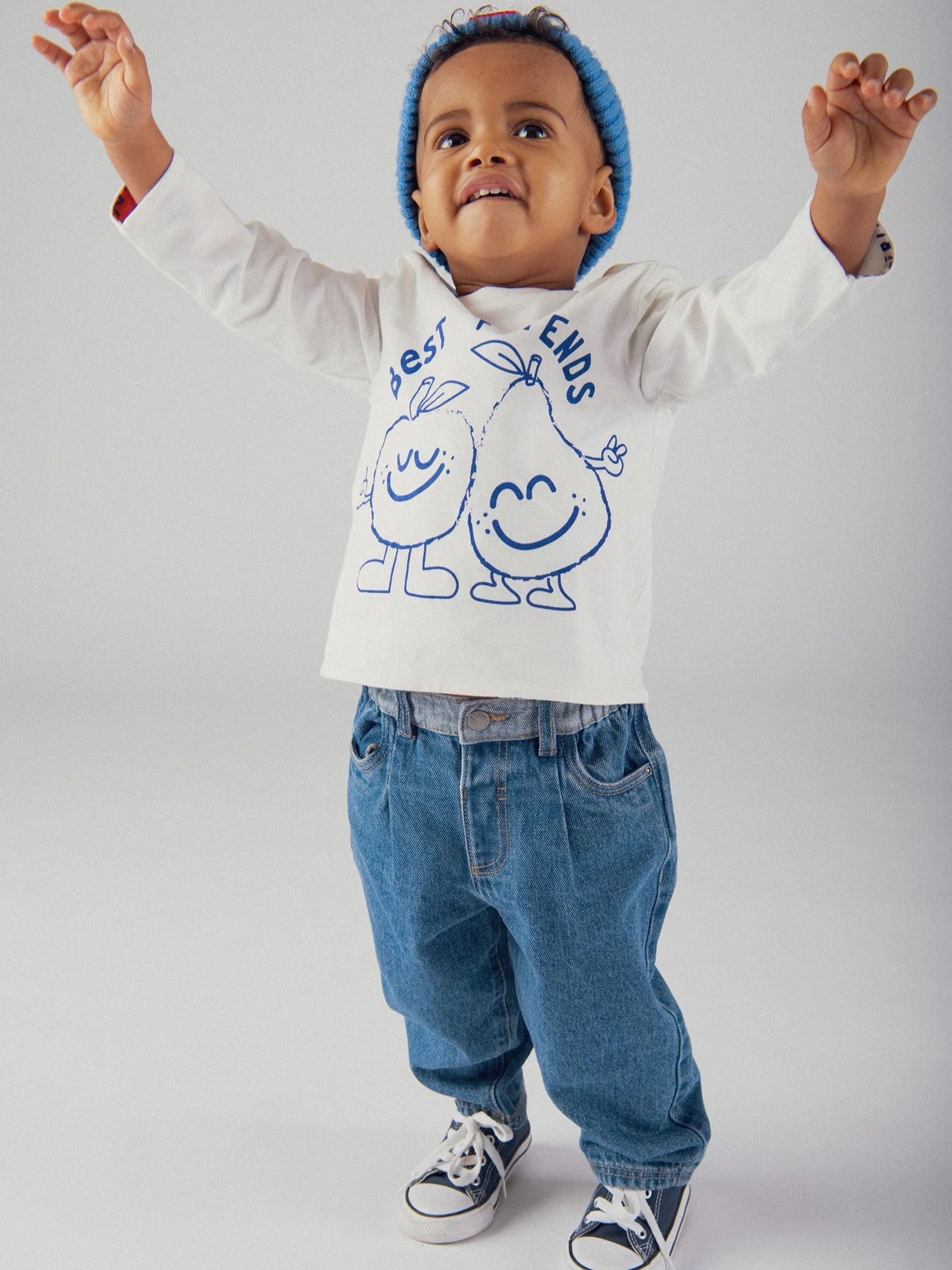 Jeans blu bicolore con motivo di mela per bambino - Image 2