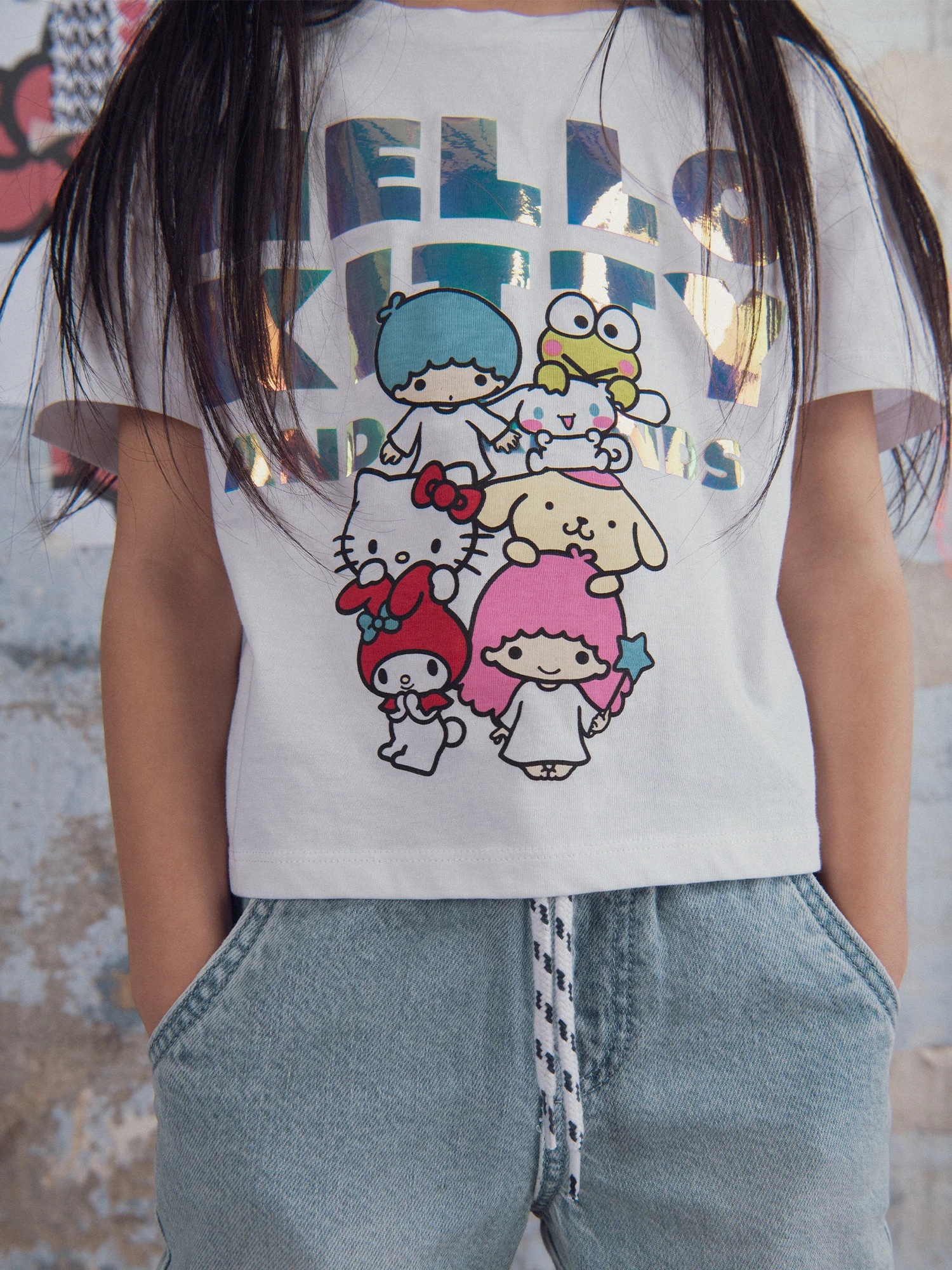 T-shirt bianca con Hello Kitty e amici - Image 2