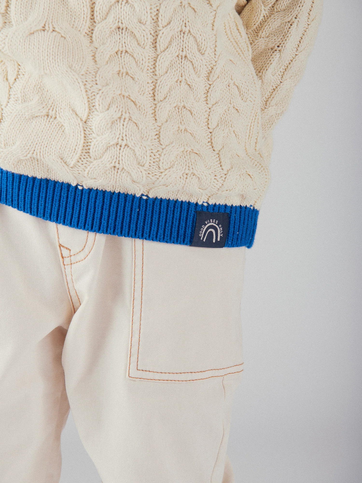 Maglione Beige con Dettagli Blu per Ragazzi - Image 8