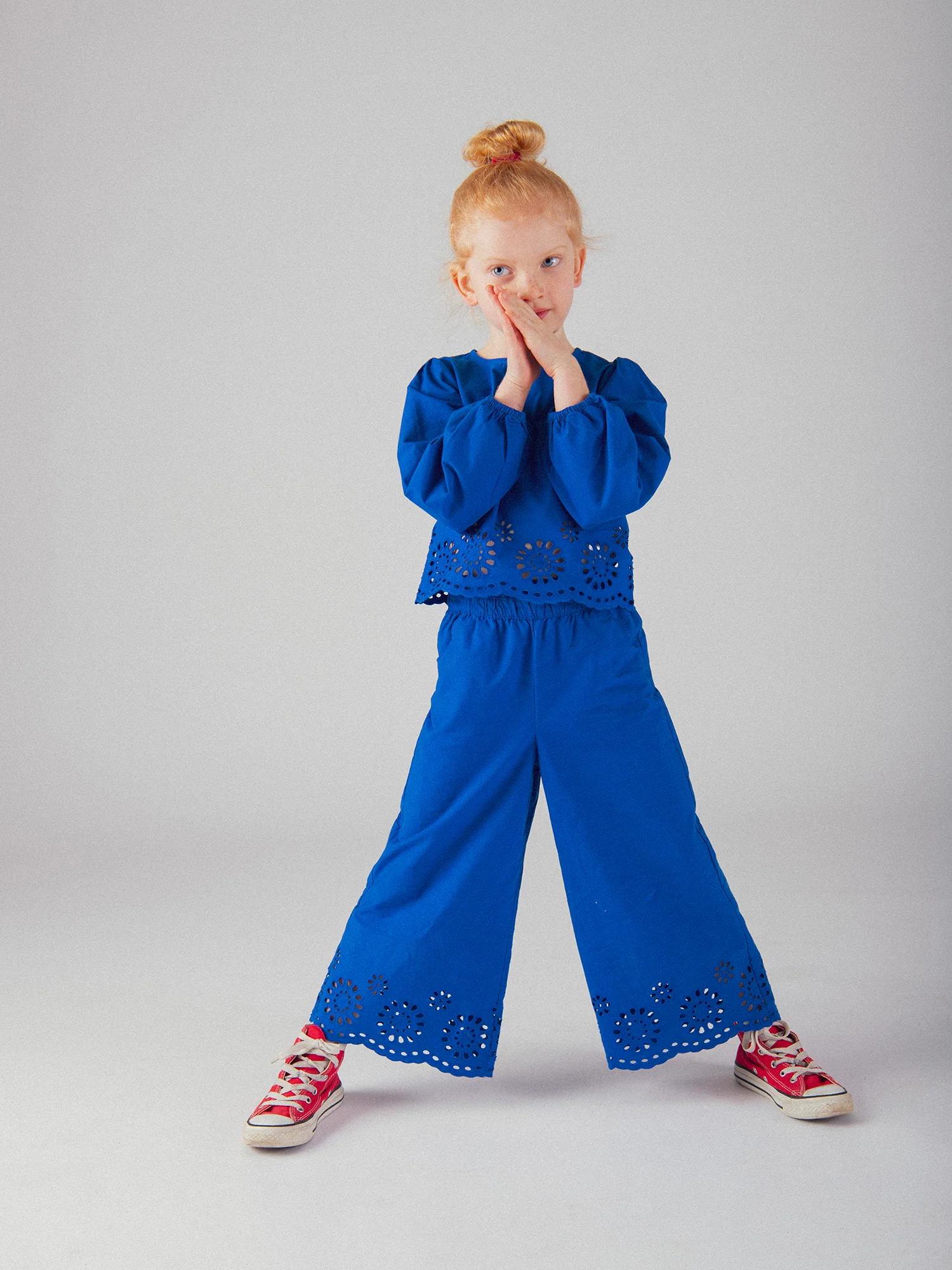 Pantaloni blu con ricamo inglese per ragazze - Image 3