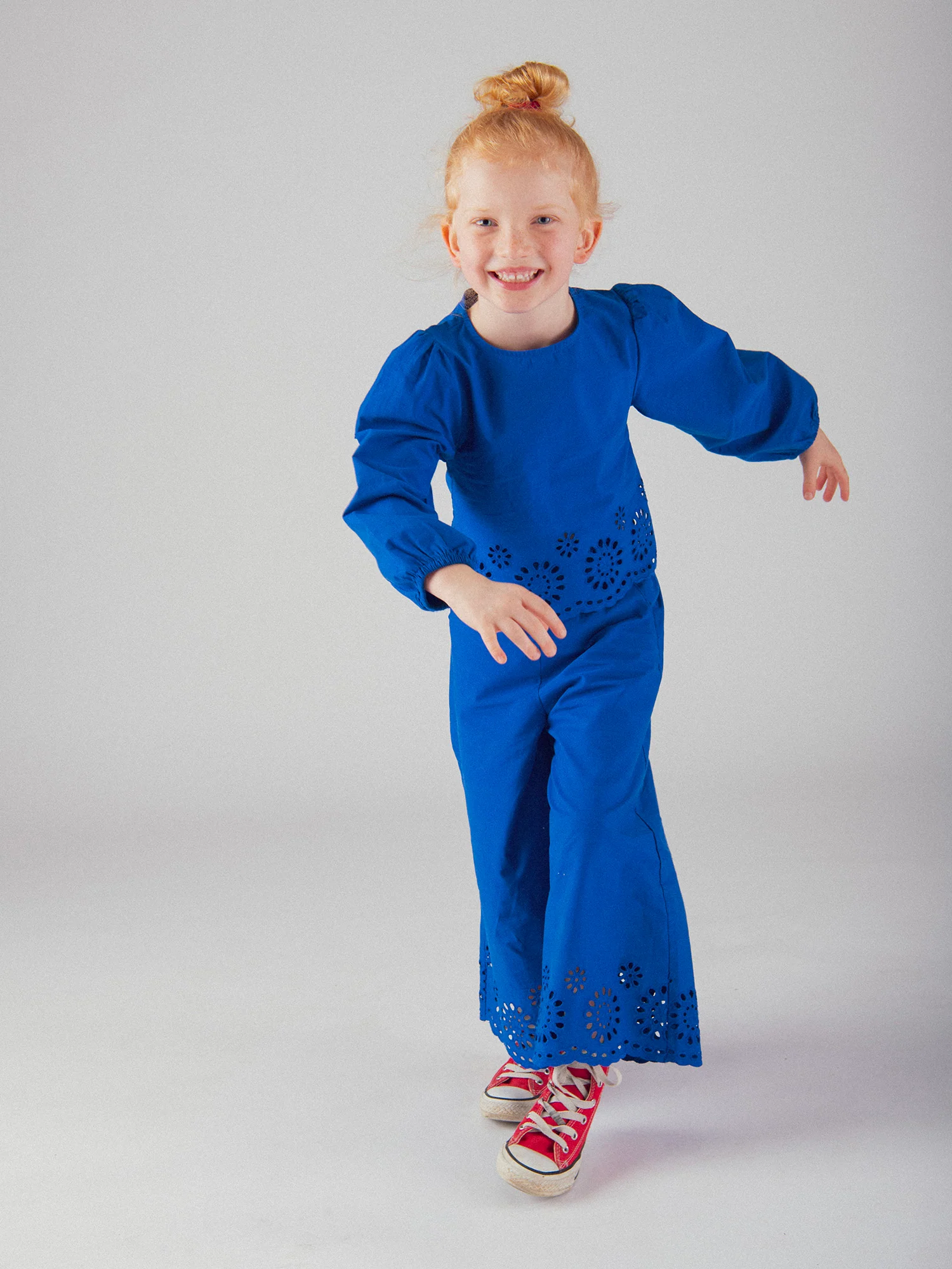 Pantaloni blu con ricamo inglese per ragazze - Image 4