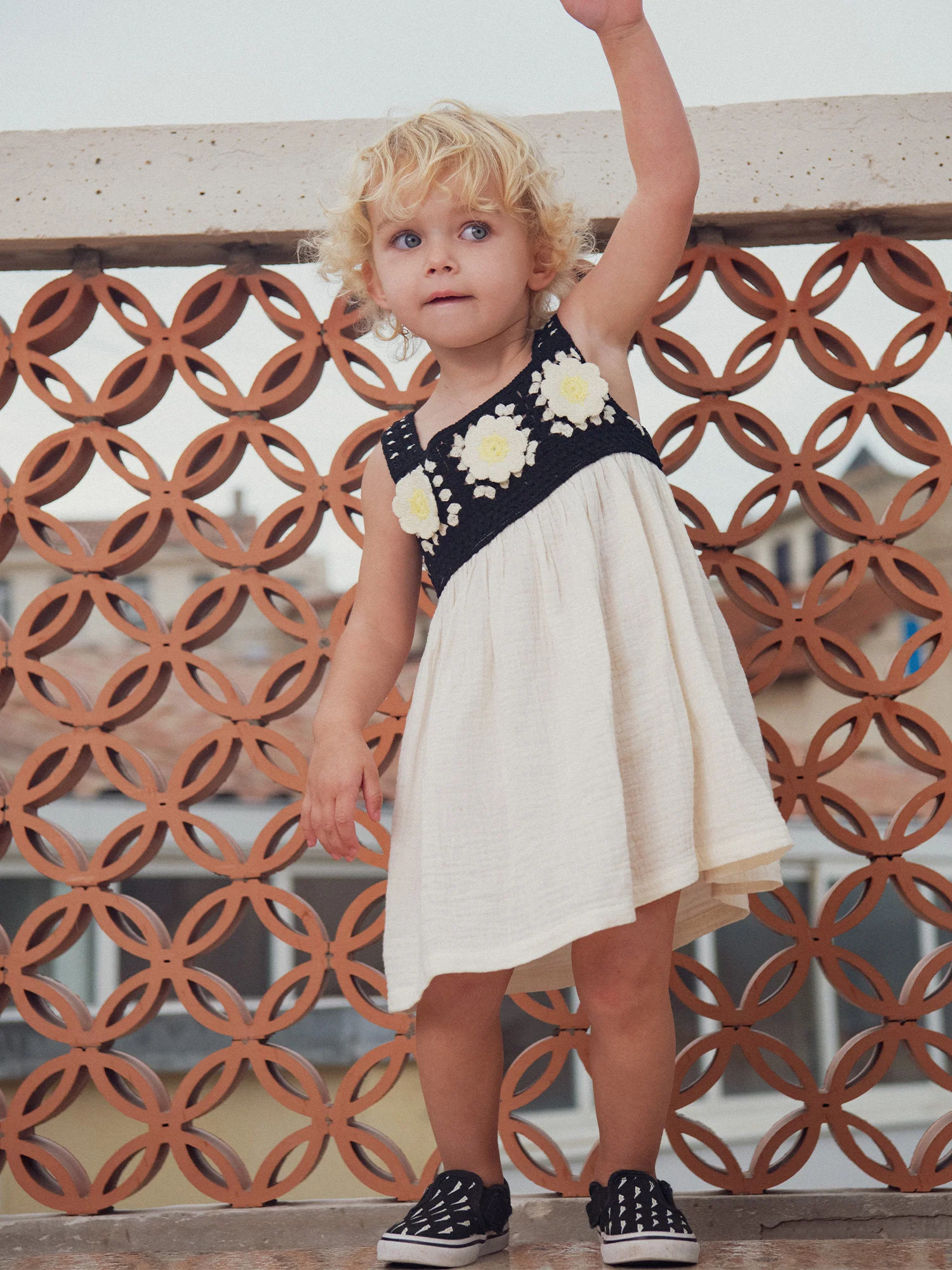 Robe bicolore en crochet pour bébé fille - Image 2
