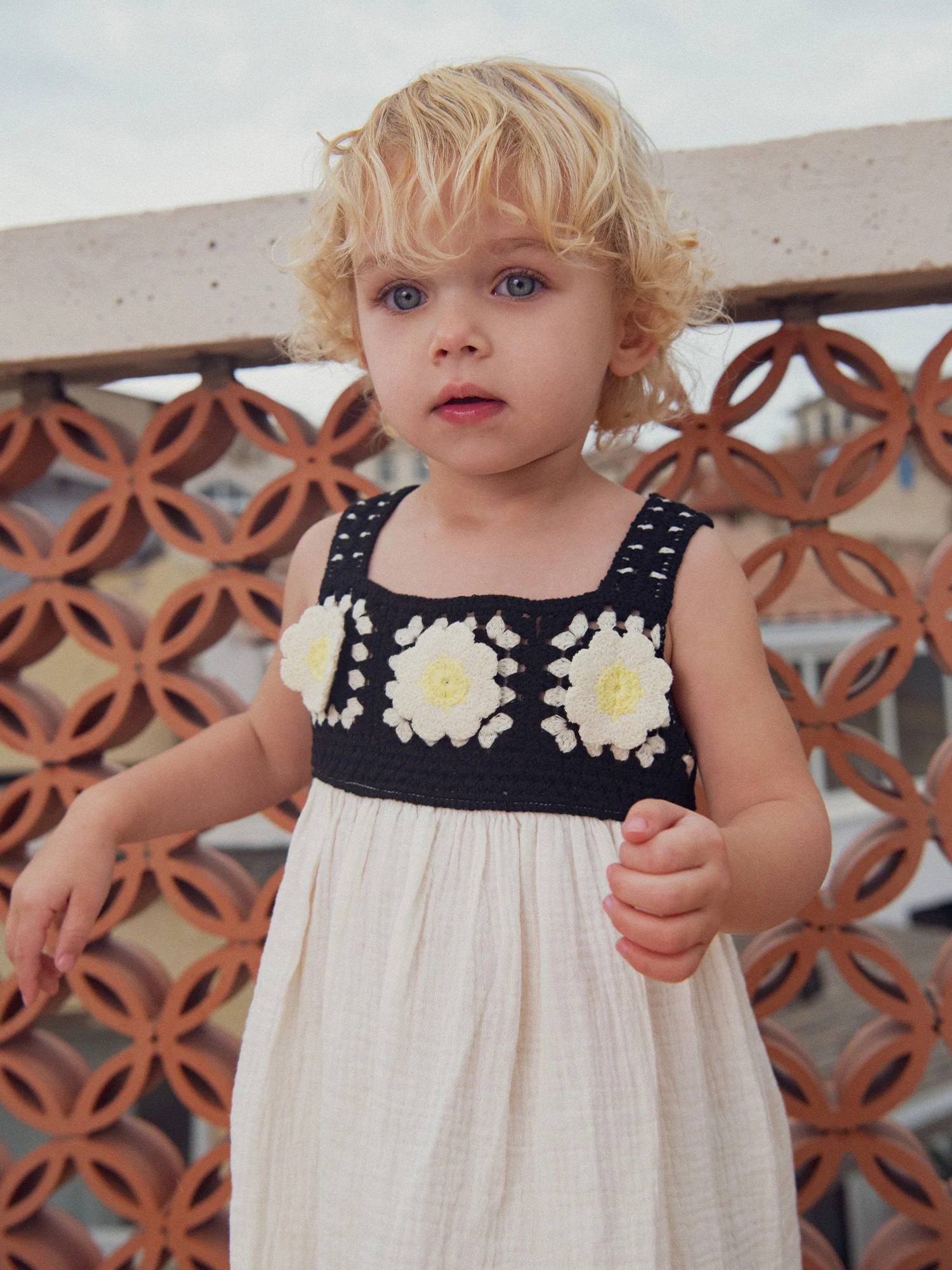Robe bicolore en crochet pour bébé fille - Image 3