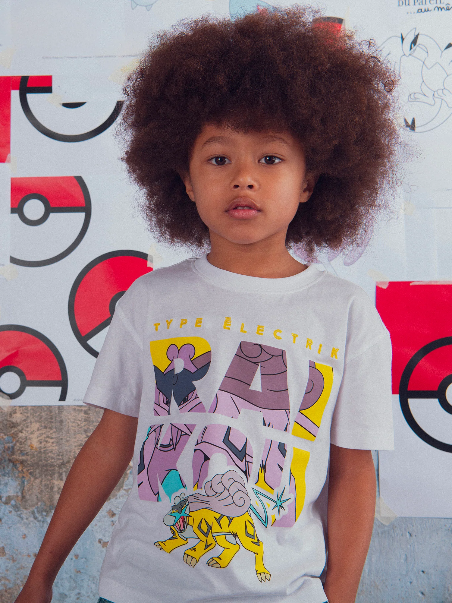 T-shirt bianca con animazione di Pokémon Raikou
