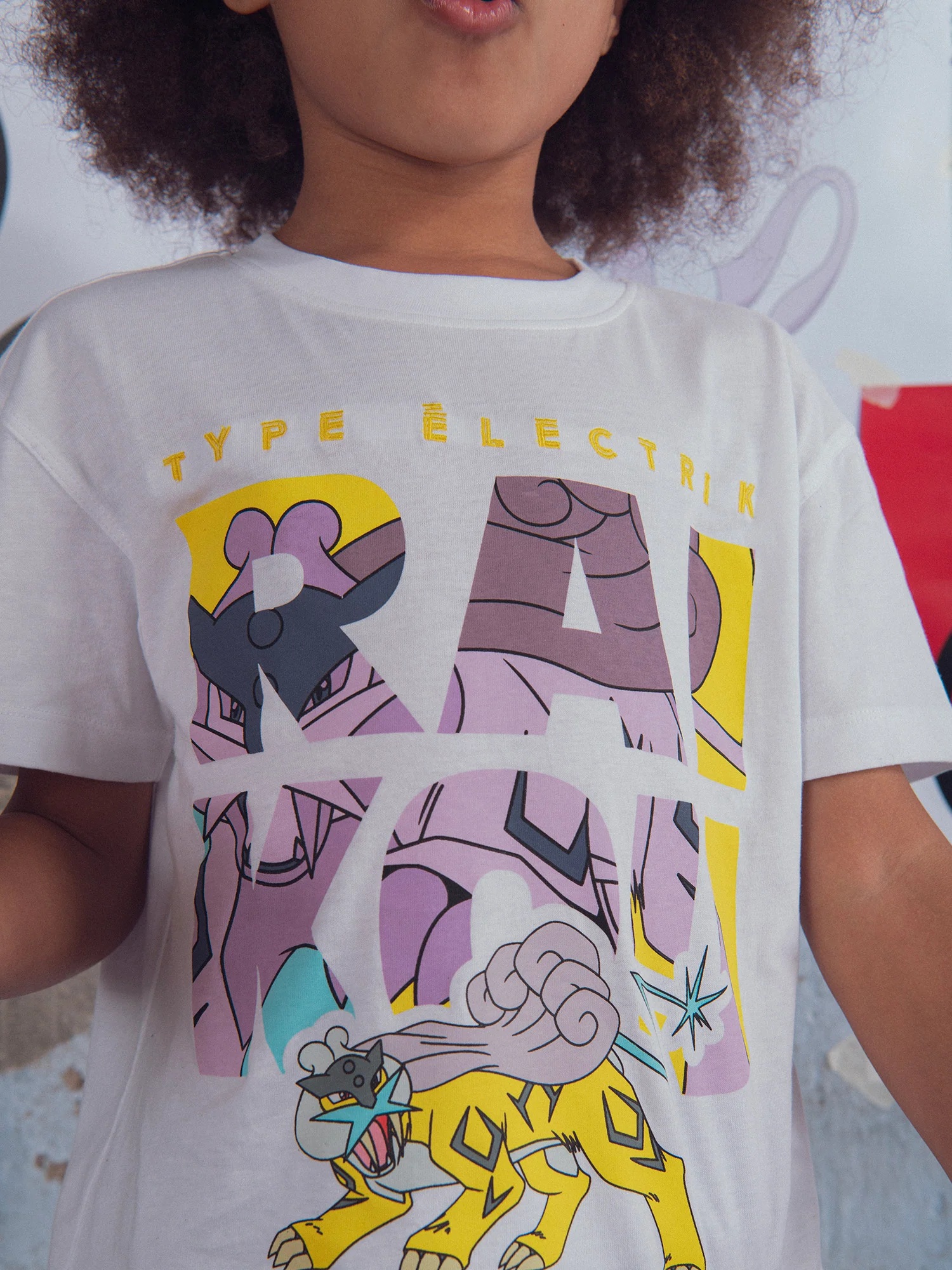 T-shirt bianca con animazione di Pokémon Raikou - Image 2