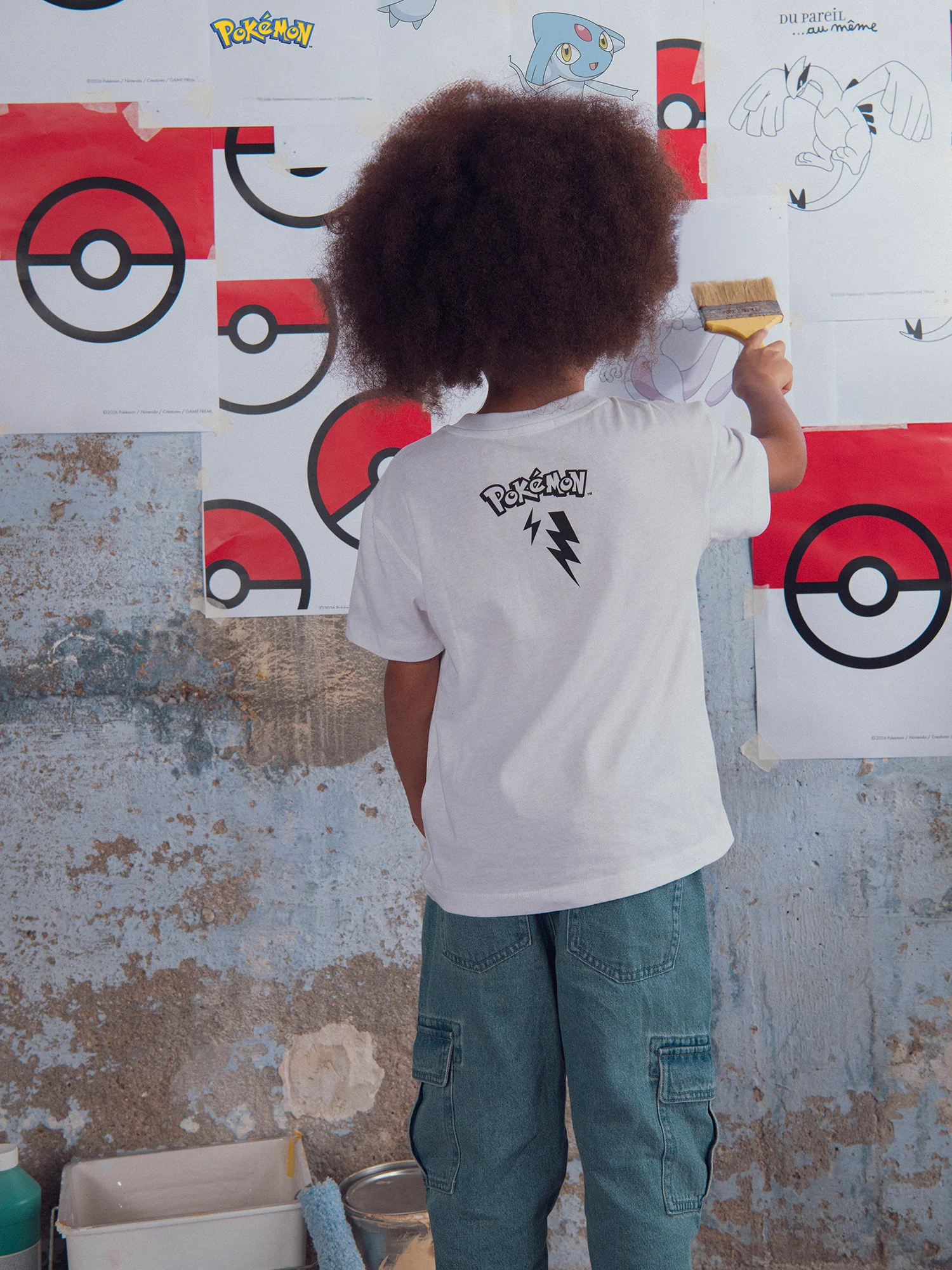 T-shirt bianca con animazione di Pokémon Raikou - Image 4