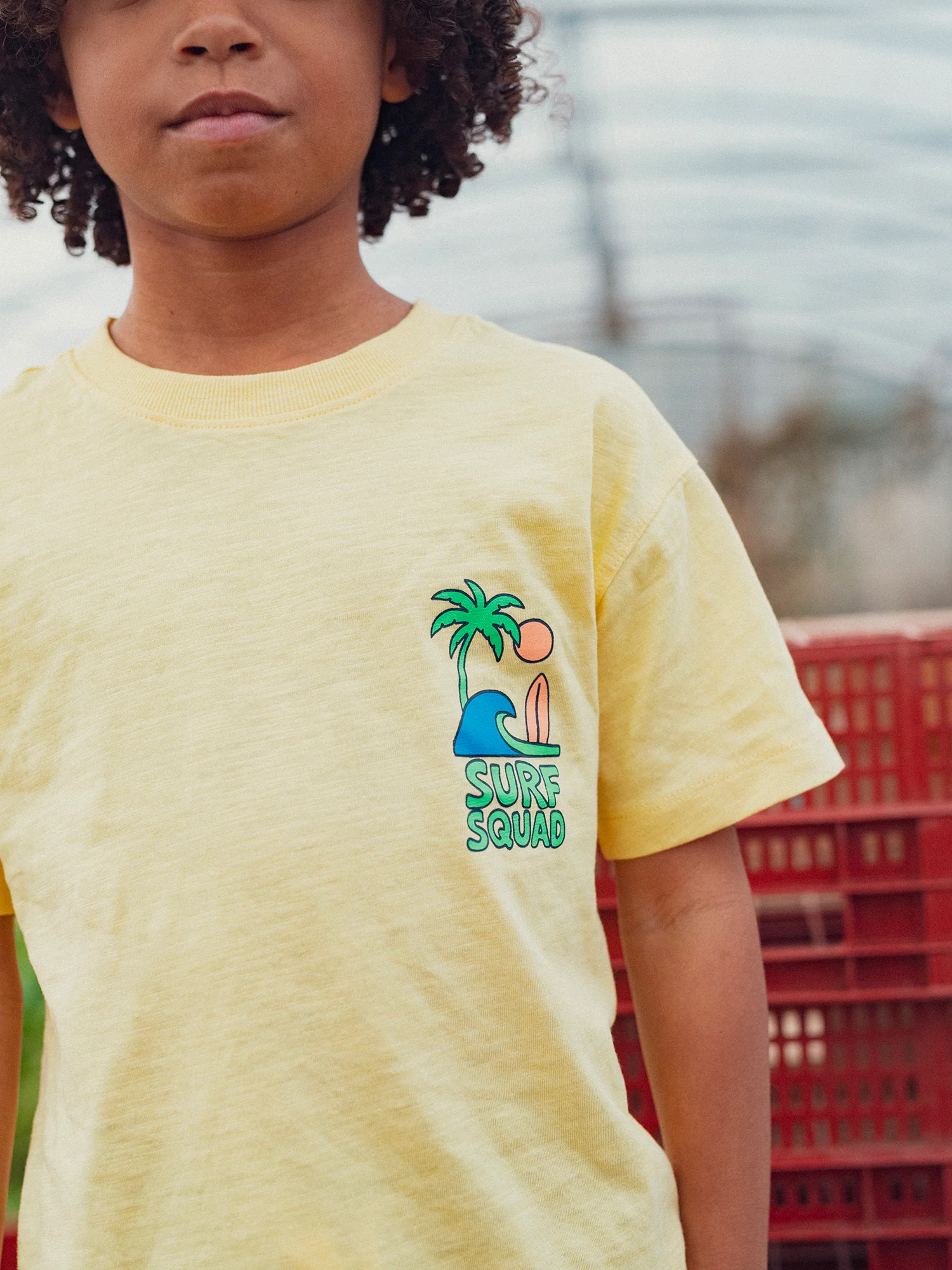 T-shirt gialla a manica corta con animazione surf per ragazzi - Image 3