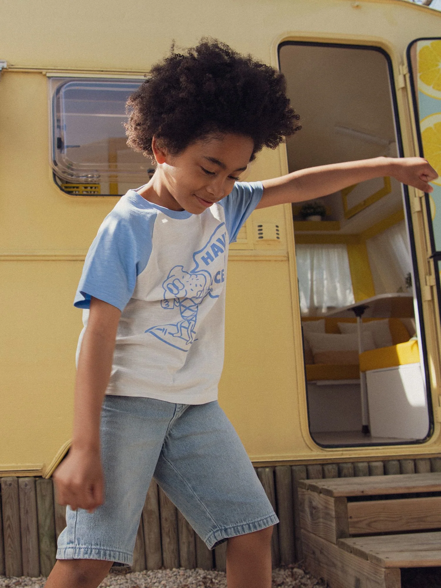 T-shirt ecru a maniche corte con maniche a contrasto e animazione del ghiaccio per bambini - Image 2