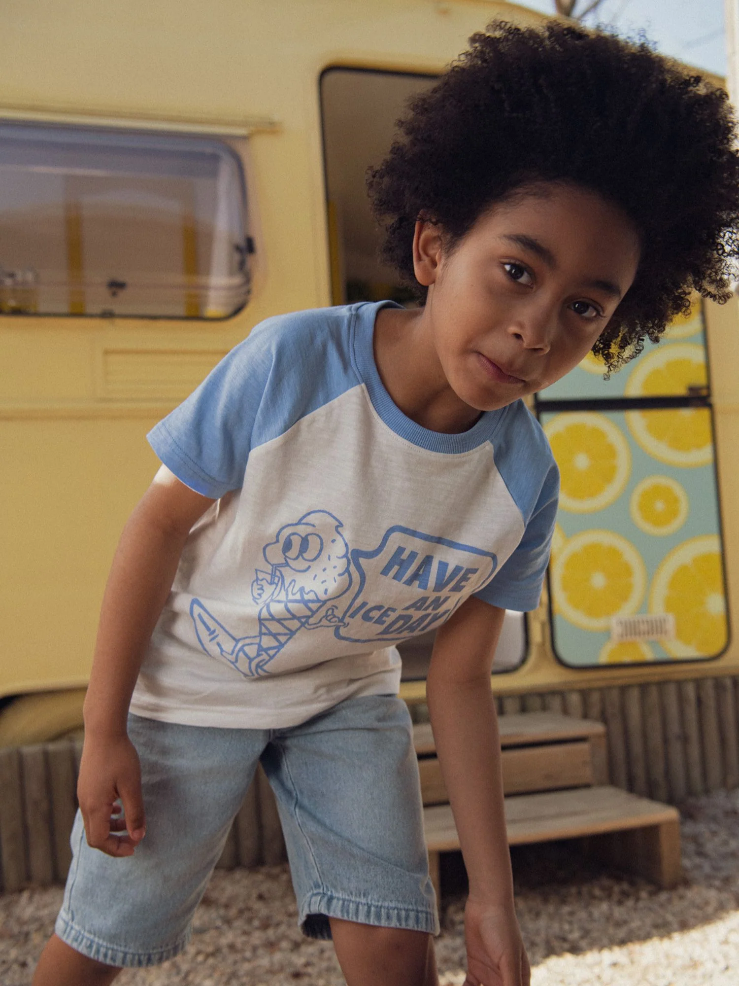 T-shirt ecru a maniche corte con maniche a contrasto e animazione del ghiaccio per bambini - Image 3