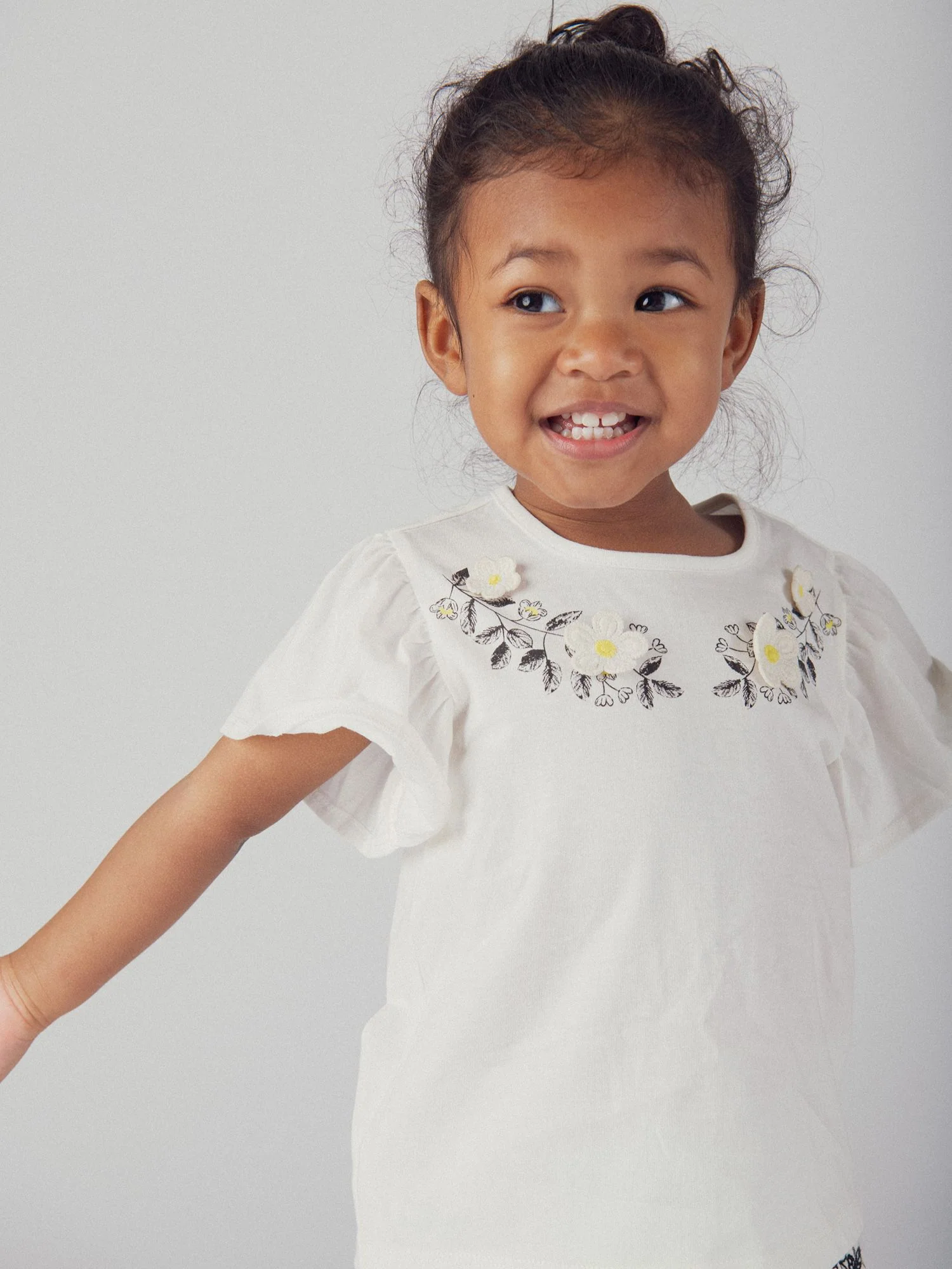 T-shirt ecru ricamata con fiori e maniche a volant per bambina - Image 3