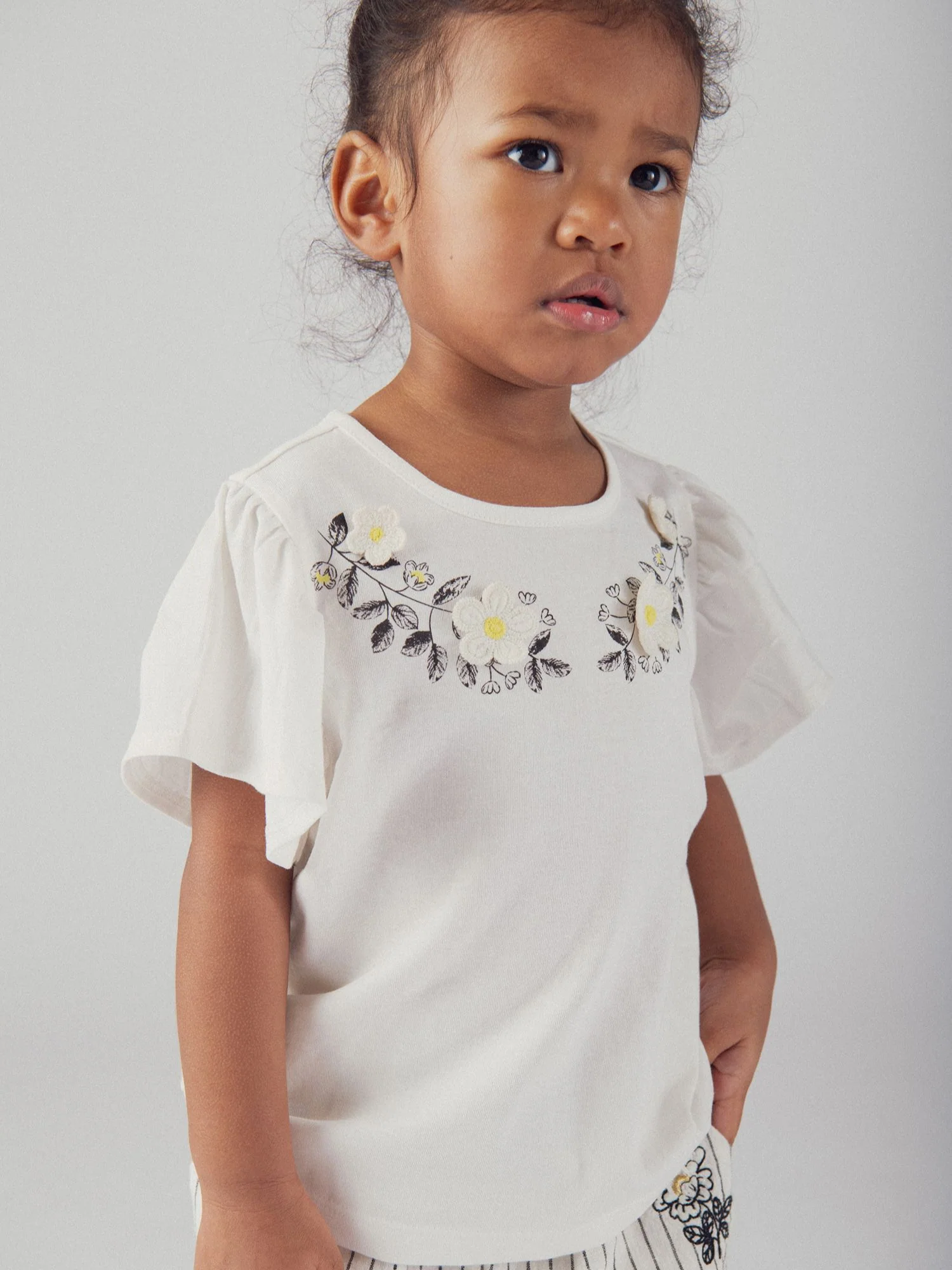 T-shirt ecru ricamata con fiori e maniche a volant per bambina - Image 4